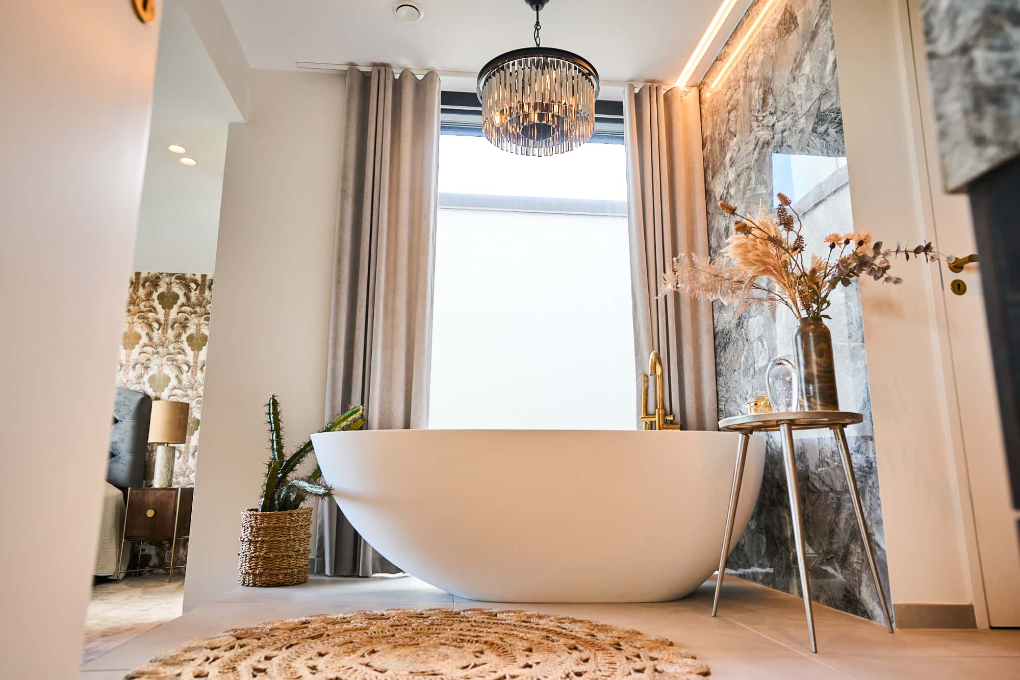 I dette funkishus finder du et moderne badekar, der fremhæver raffineret design i badeværelset.